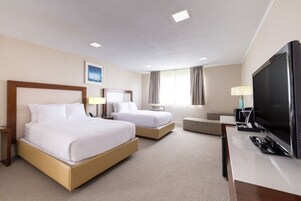 Escritorio, espacio para trabajar con laptop y cortinas blackout