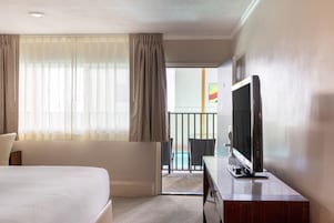 Escritorio, espacio para trabajar con laptop y cortinas blackout 