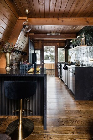 Jääkaappi, mikroaaltouuni, uuni, liesi