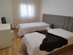 2 sovrum, skrivbord, strykjärn/strykbräda och gratis wi-fi