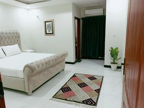 Deluxe Double Room | Soundproofing, iron/ironing board, free WiFi - Greenleaf Suites (Rawalpindi)