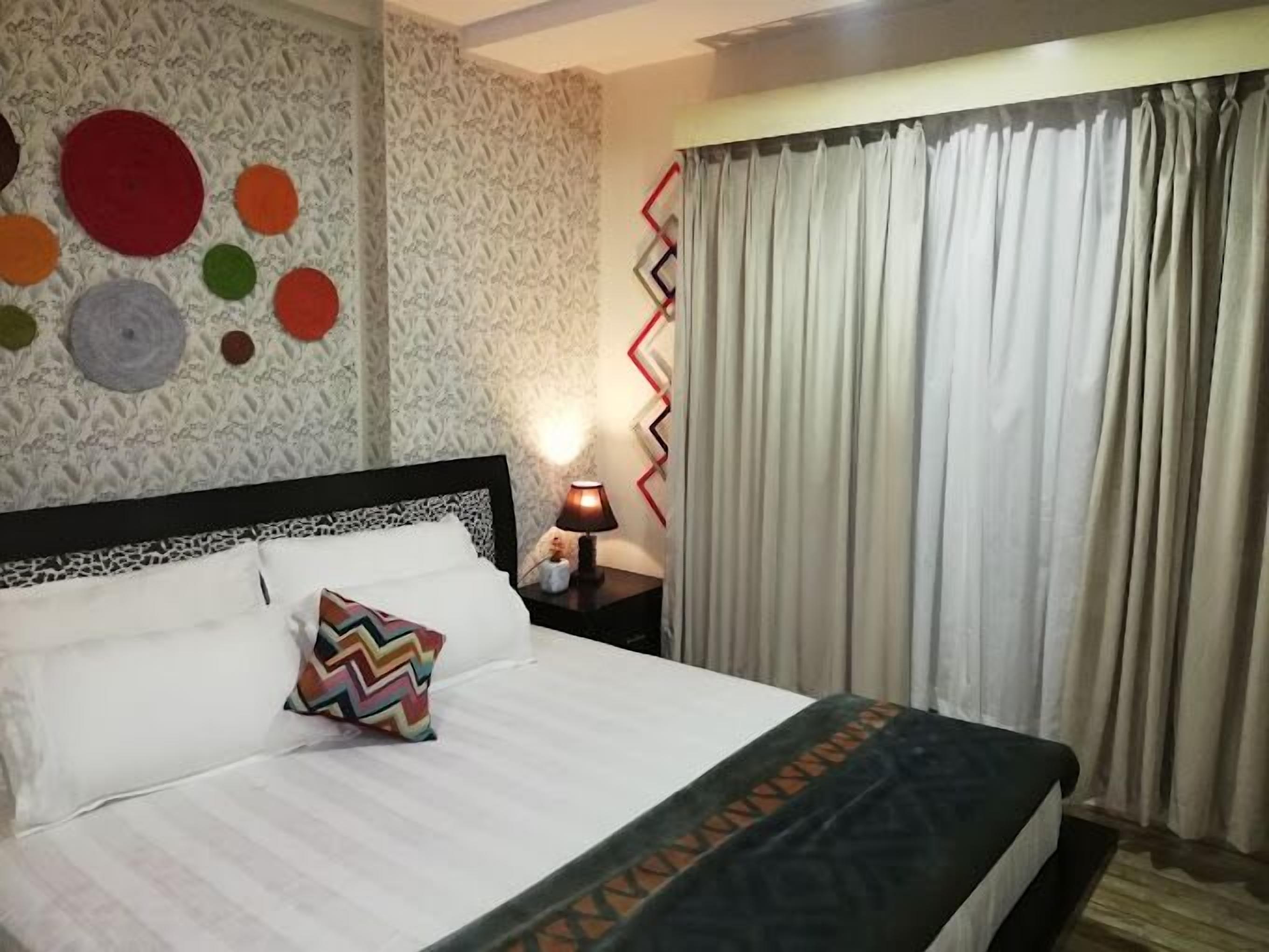 Kalis bunyi, seterika/papan seterika, Wi-fi percuma 