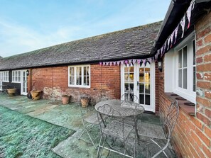 Outdoor dining - Oaklands Farm - Cottage 4 (East Tytherley)