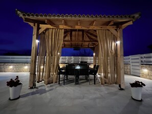 Outdoor dining - Jomavi Beach Eco-Villa  (Poli Crysochous)