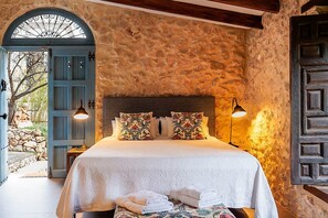 6 quartos, ferros/tábuas de passar roupa, acesso à internet