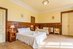 19 chambres, fer et planche à repasser, Wi-Fi, draps fournis