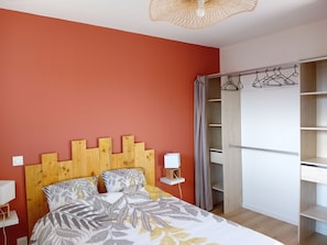 3 slaapkamers, een strijkplank/strijkijzer, gratis wifi, beddengoed