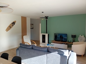 Smart-tv, een open haard en boeken