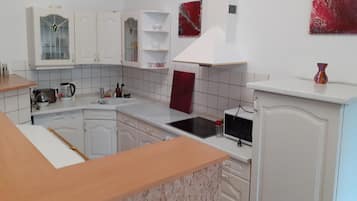 Kühlschrank, Mikrowelle, Ofen, Geschirrspüler