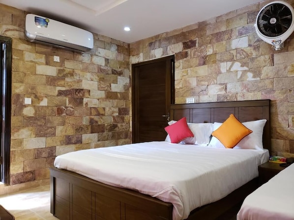 Deluxe Double Room | Soundproofing, iron/ironing board, free WiFi - Midway Inn Hotel (Rawalpindi)