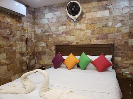 Quarto casal luxo | Quartos à prova de som, ferros/tÔbuas de passar roupa, Wi-Fi de cortesia