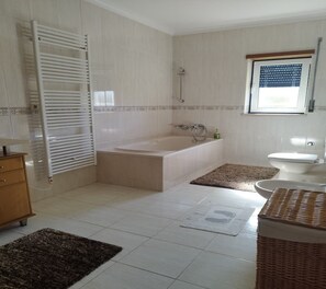 Dusche, Haartrockner, Bidet, Handtücher