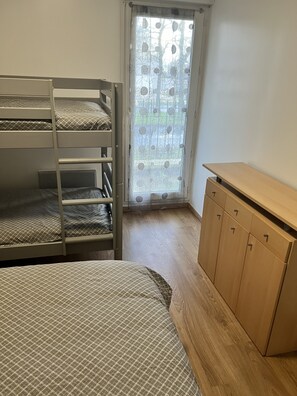 1 室のベッドルーム、アイロン / アイロン台、旅行用ベビーベッド、WiFi (無料)