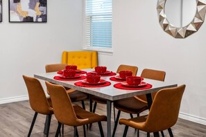 Dining - Crew-Ready Stay |Private BRs, WiFi, Kitchen (Fort Worth)