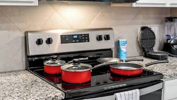 Kühlschrank, Mikrowelle, Ofen, Geschirrspüler