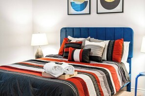 3 bedrooms, iron/ironing board, travel crib, free WiFi - Crew-Ready Stay |Private BRs, WiFi, Kitchen (Fort Worth)
