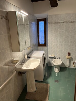 Dusch, hårtork, bidé och handdukar