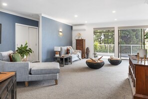 TV - Hillcrest Hideaway - Napier Holiday Apartment (Napier)