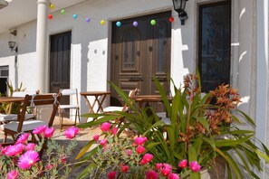 Outdoor dining - Casa da Rosa -bed & Breakfast in de Natuur/bergen met Zoutwaterzwembad, Spa, bar (Carvalheiro Grande)