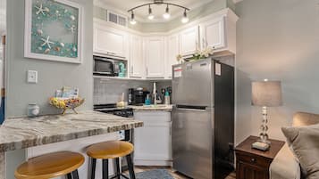 冷蔵庫、電子レンジ、オーブン、コンロ