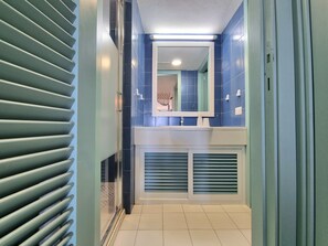 Doccia, asciugacapelli, bidet, asciugamani