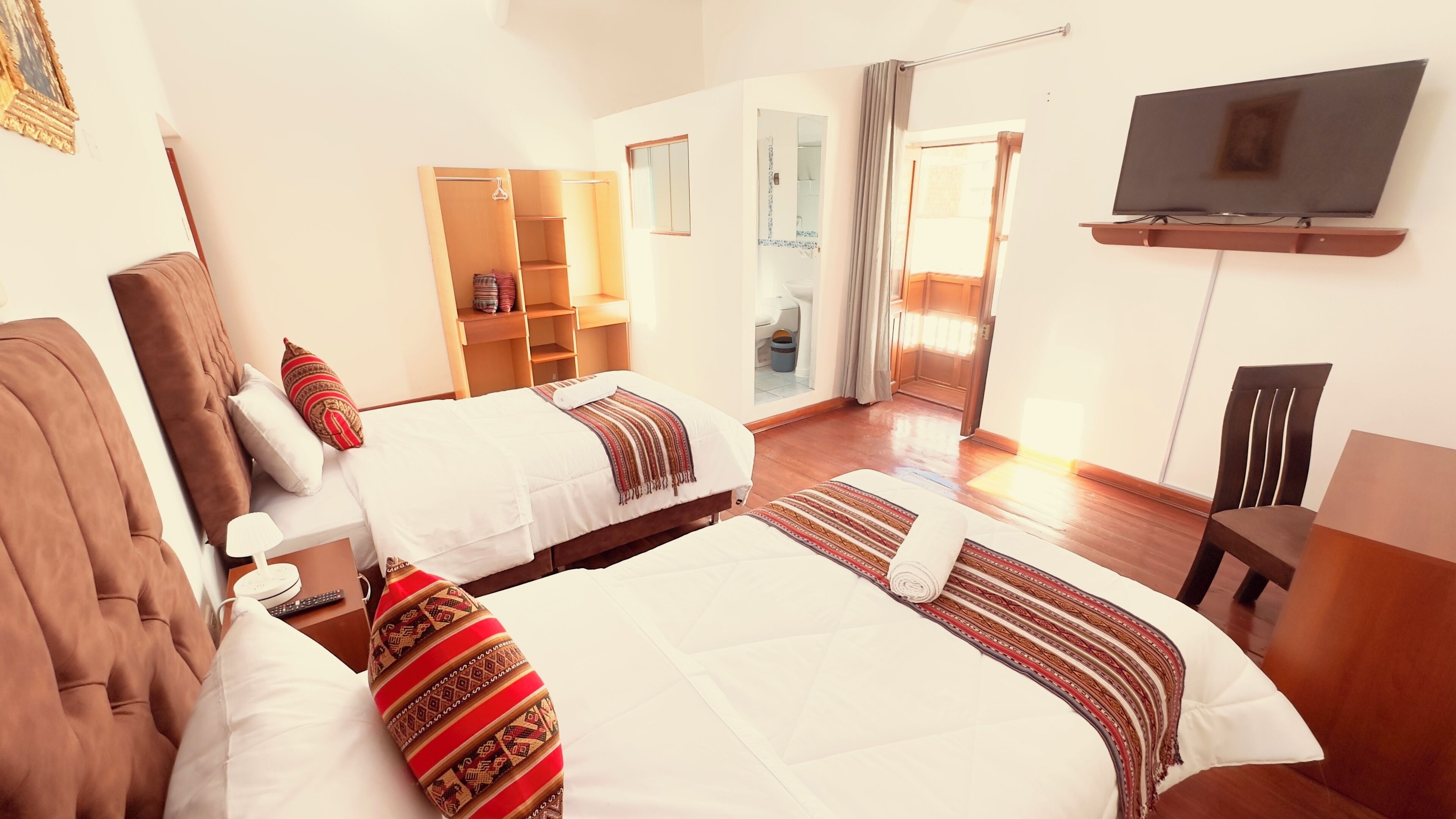 ملاءات للفراش لا تسبب الحساسية ومكتب ومساحة عمل للكمبيوتر المحمول