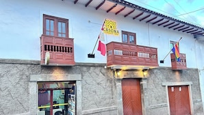 Un edificio con un letrero que dice "CASONA Liberty Inn" y una bandera.