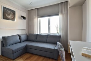 Leilighet – deluxe | Oppholdsområde | En 42-tommers smart-TV med digitale kanaler samt Netflix