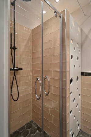 Deluxe Apartment | Bathroom | Shower, rainfall showerhead, hair dryer, bidet - Warszawianka Studio (Warsaw)