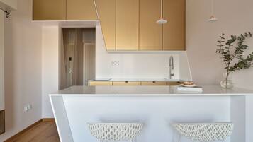 Appartamento Deluxe | Cucina privata | Mini-frigorifero, piano cottura, lavastoviglie