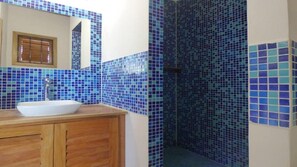 Hair dryer, towels, soap, shampoo - Casa del Cielo (Bastimentos Island)