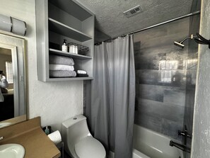 مجففات شعر، مناشف، صابون، شامبو