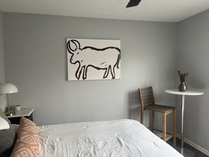 3 bedrooms, iron/ironing board, WiFi, bed sheets - Stylish, dog friendly, recently renovated home <3 miles from Texas A&M. 
 (Bryan)