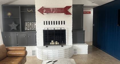 Stylish, dog friendly, recently renovated home <3 miles from Texas A&M.