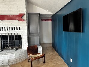 Interior - Stylish, dog friendly, recently renovated home <3 miles from Texas A&M. 
 (Bryan)