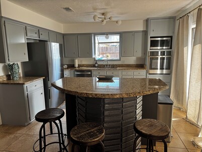 Stylish, dog friendly, recently renovated home <3 miles from Texas A&M.