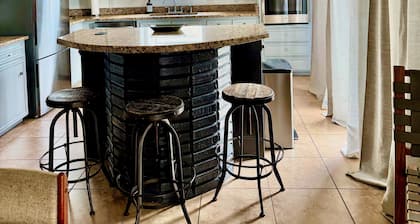 Stylish, dog friendly, recently renovated home <3 miles from Texas A&M.