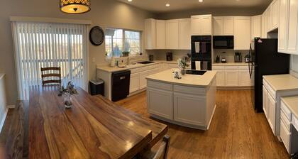 Relax with the whole family. Spacious home. Close to shopping and hiking trails