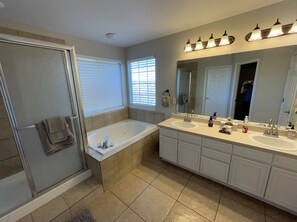 Jetted bath, towels, soap, toilet paper - Relax with the whole family. Spacious home. Close to shopping and hiking trails (Centennial)