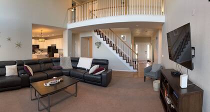 Relax with the whole family. Spacious home. Close to shopping and hiking trails