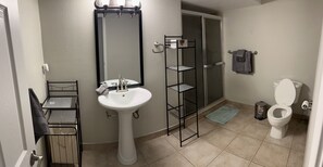 Whirlpool, Handtücher, Seife, Toilettenpapier
