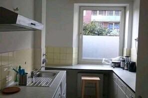 冷蔵庫、電子レンジ、オーブン、コンロ