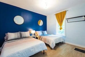 7 bedrooms, WiFi, bed sheets - Luxury Mansion-Walk To Clifton*Hot Tub*Game Centre (Niagara Falls)