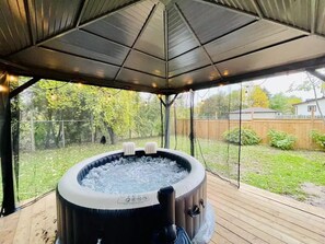 Terrace/patio - Luxury Mansion-Walk To Clifton*Hot Tub*Game Centre (Niagara Falls)