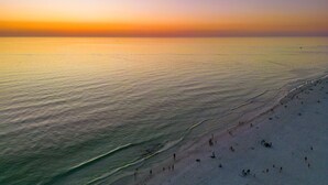 Een strand bij zonsondergang.