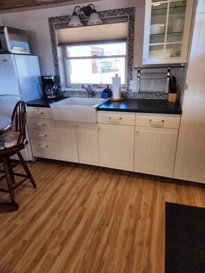 Kühlschrank, Mikrowelle, Wasserkocher mit Kaffee-/Teezubehör, Toaster