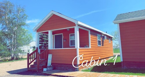 Cozy cabin. Sleeps 5-7.  Includes a kitchenette, Wi-Fi and an outdoor area! 