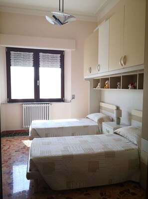 4 habitaciones, tabla de planchar con plancha y cuna de viaje 