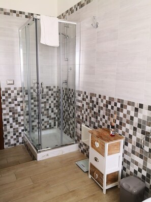 Shower, hair dryer, bidet - Franco house with pool (Orentano)