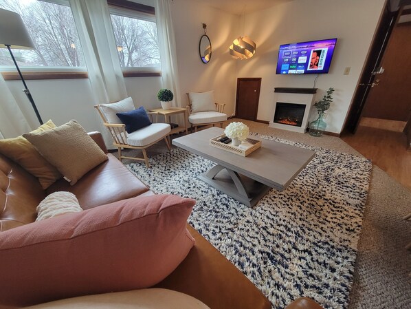 Smart TV y chimenea 